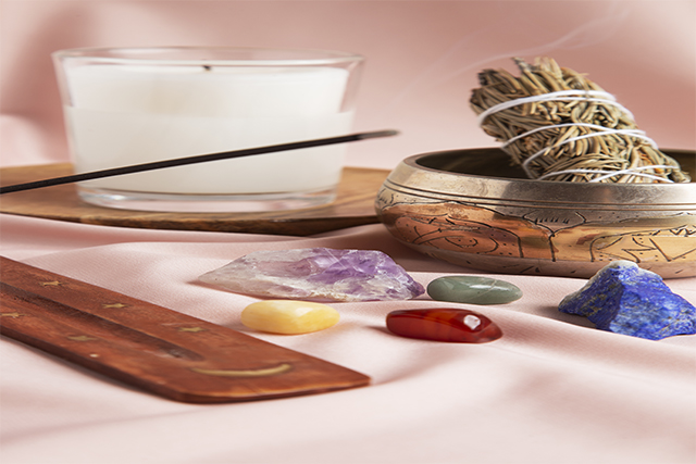mesa con saumerios, piedras e instrumentos terapeuticos